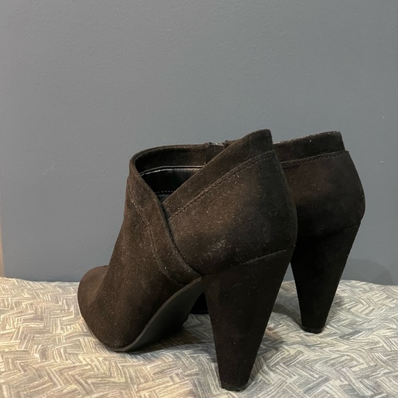 Apt 9 6M Designer Black Heeled Suede Ankle Bootie - Picture 3 of 3